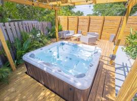 HOUSE WITH A HOT TUB ! ONLY 10 MINS TO THE BEACH，Biscayne Park的飯店