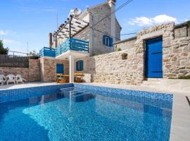 Amazing Home In Zlarin With Outdoor Swimming Pool, hotel en Zlarin