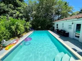HOUSE WITH POOL, 10 MINS DRIVE TO THE BEACH!