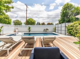New luxury entertaining house with Pool Spa Sauna Tesla charger Pets, villa í Los Angeles