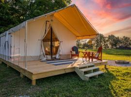 Glamping at Roaring River - Queen Tent, hotel en Cassville