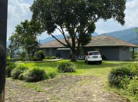Villa Selasar Sawah by Five Pillars Hospitality, cabana o cottage a Bogor