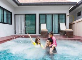 Viesnīca ar autostāvvietu pool villa with warm water pilsētā Ban Mae Kon