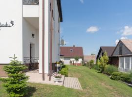 Dvi liepos, hotel with parking in Merkinė