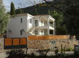 Sissy Villas 2, hotel with parking in Poros Lefkadas