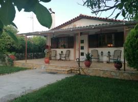 Tota's guest house, 4 min walk to the beach, pensión en Levendokhórion