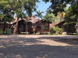 Mgh Marang guest house, pensionat i Kampong Kijing