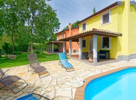 Holiday Homes Sunny Twins by Rent Istria, hotel in Grožnjan