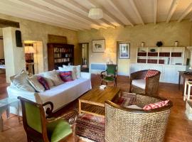 Gîte de La Peloue - Jolie Maison dans les vignes, hotell med basseng i Barsac