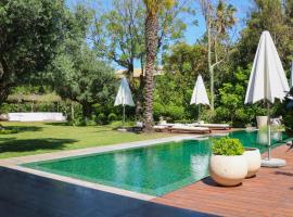 Luxurious Coastal Villa with Pool Near the Beach by Sea N' Rent, villa in Herzliyya B