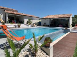 Charmant Appartement au calme avec piscine au pied du Ventoux en Provence, hotel en Carpentras