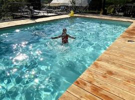 Maison Bons Jours. Grange traditionelle avec piscine, hotell sihtkohas Perpezac-le-Blanc