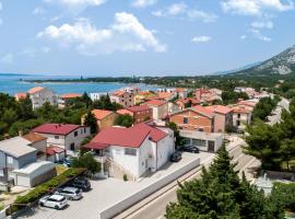Apartments Diora, hotel with parking in Seline