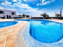 Casa Costa Esmeralda-shared pool, rumah kotej di Costa Teguise