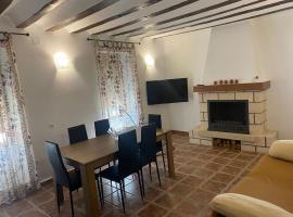 Agradable casa con chimenea interior y barbacoa.