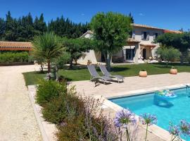 Lou Mazet provençal à Eygalières - Piscine privée, holiday home in Eygalières