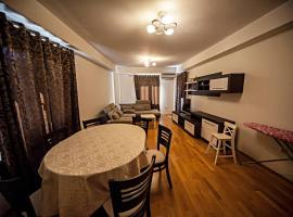 Lovely 2-bedroom condo with private garage, hotell i Budva