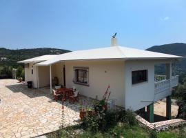 Hillside Private Villa Lefkada, hótel í Fternón