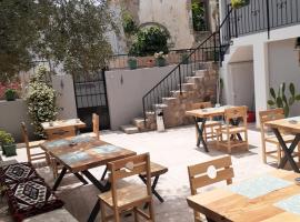 OTELIA PANSIYON, bed & breakfast a Ayvalık