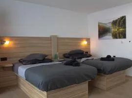 Modernes Studio mit großem Balkon, vollausgestatteter Küche und idealem Arbeitsplatz für Home Office
