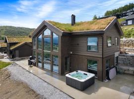 The Panorama Retreat - Rindabotn Cabin, cabin in Sogndal