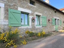 Cottage with Splendid Views، بيت عطلات في Mont-Saint-Jean