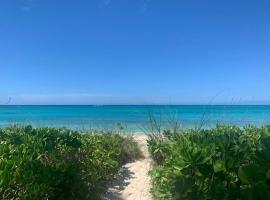 Beach'nBarefoot (Love Beach) - nestled on the beach, huoneisto kohteessa Orange Hill