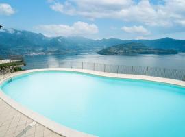 Serafino - nice terrace & swimming pool on the Iseo Lake, hotell i Parzanica