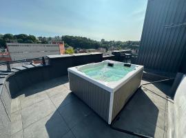 Apartments in Kaunas city centre with Jacuzzi bath, hotel com jacuzzi em Kaunas