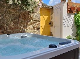 Encanto Casa com Spa Jacuzzi Open Space, hotel with parking in Tinalhas