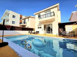 Spacious Villa with Private Pool, hotell i Pafos stad