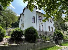 Historická vila Dom hostí, хотел с паркинг в Podbrezová