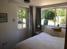 Light airy comfy small double room with en-suite, apartemen di Falmouth
