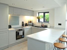 Modern Luxury 4 Bed House in the Heart of Macclesfield, hotel with parking in Macclesfield