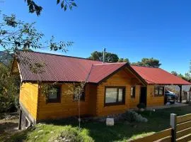 Casa y cabaña vista a las sierras