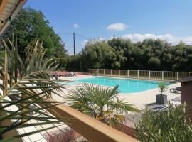 Camping L'oasis Du Berry, hotel na may parking sa Saint-Gaultier