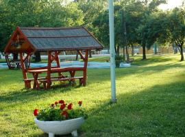 Szegedi Partfürdő Kemping és Apartman, campamento en Szeged