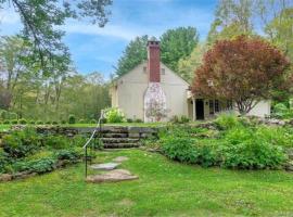 Cottage Retreat - Historic Cottage Home w Home Gym, hotel que admite mascotas en Cornwall