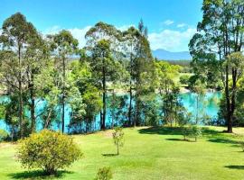 The Glade, peace among the trees on the river, hotel con parking en Urunga