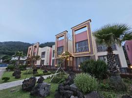 Red Castle Pension, hotell sihtkohas Jeju huviväärsuse Aewoli avalik raamatukogu lähedal