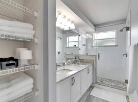 Elegant Comfort - Newly Updated 3BR with Cozy Master Suite - Pet Friendly, počitniška hiška v mestu Tarpon Springs