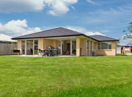 Modern Townhouse metres from Cycleway in Te Aroha, hotel u gradu Te Aroha