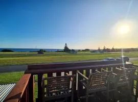 Wheel chair & Pet Friendly Waterfront Retreat, 10 minutes to Phiilip Island, fireplace, wood supplied, WIFI wine & chocolates