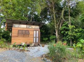 Kebun Lisdtari Farmstay The Kabin, κατάλυμα σε φάρμα σε Air Hangat
