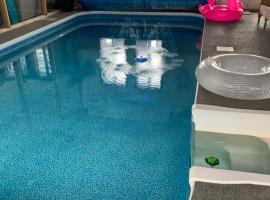 Pansija Q Estate Guest Suite heated indoor pool pilsētā Westport