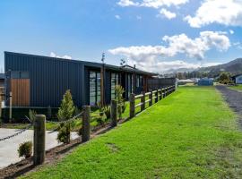 Custom designed holiday home, next to Cycleway., hotel a Te Aroha