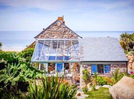 Castaways, Cottage With Sea Views, Lush Gardens & Patio By the Beach, beach rental sa Sennen