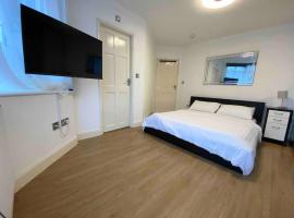 Spacious Studio 30 mins from Luton free parking, hotel em The Hyde