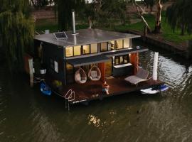 Ark-imedes - Unique float home on the Murray River, båt i White Sands