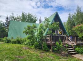 A-frame cabin between Kenai and Kasilof rivers, хотел с паркинг в Солдотна